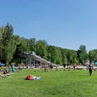 Liegewiese - MAKBAD - Naturbad An den Drei Bögen in Marktredwitz in der ErlebnisRegion Fichtelgebirge